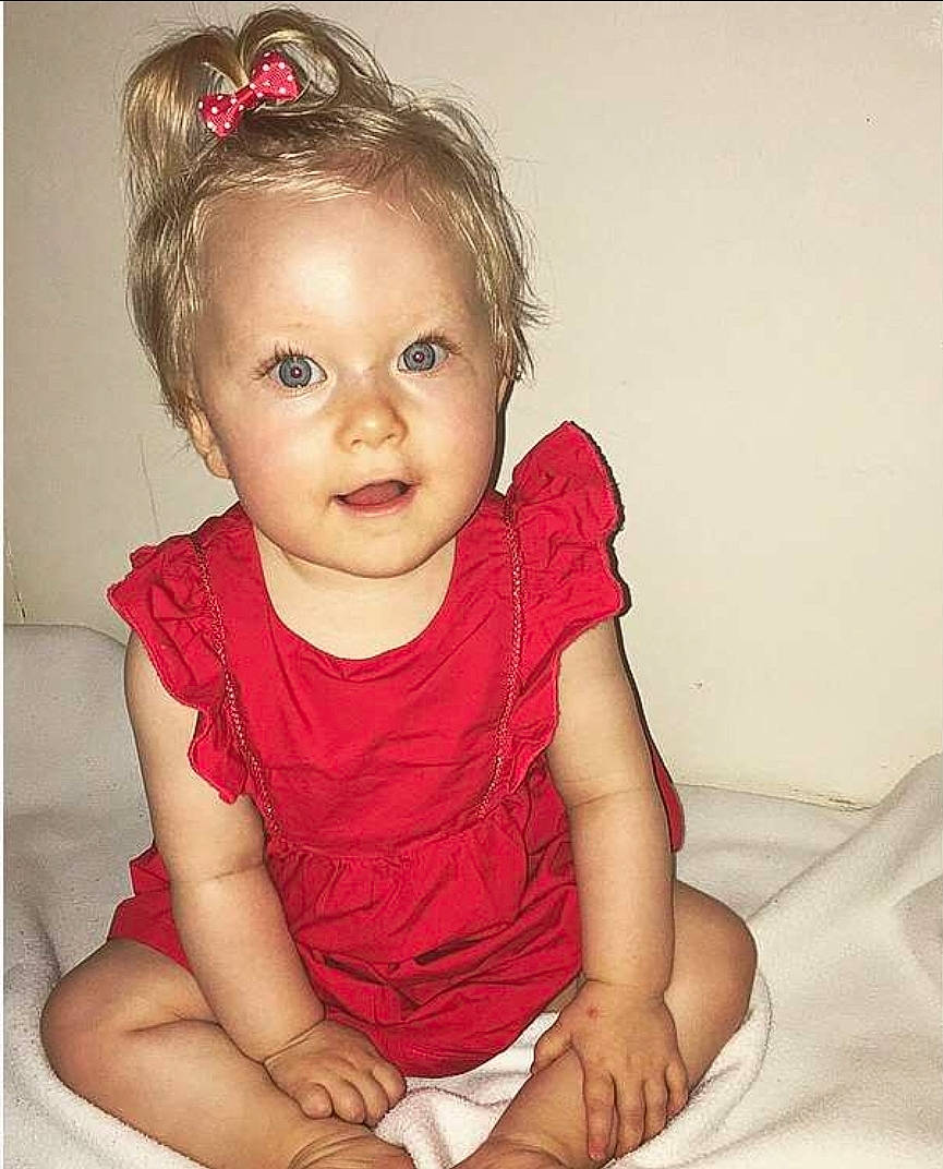 Kayssie participe au concours pour gagner de l'argent avec cette photo : baby, cheek, child, child_model, chin, eye, face, hair_accessory, head, headband, iris, lip, neck, nose, person, photography, pink, sitting, skin, smile