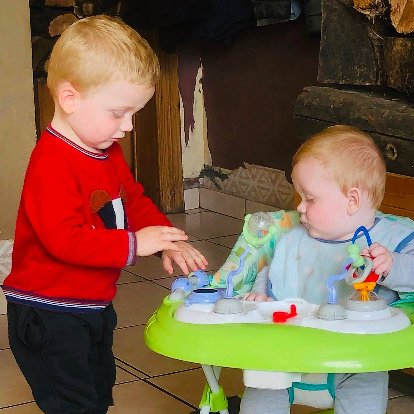 Mae participe au concours pour gagner de l'argent avec cette photo : baby, baby_products, baby_toddler_clothing, chair, child, event, fun, green, hairstyle, holiday, lap, people, person, picture_frame, play, room, sharing, sitting, standing, t_shirt