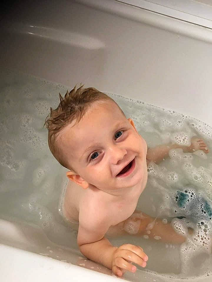 Mae participe au concours pour gagner de l'argent avec cette photo : baby, baby_bathing, bathing, bathroom, bathtub, child, composite_material, eye, fluid, foam, fun, happy, leisure, liquid, person, plumbing, room, skin, smile, toddler