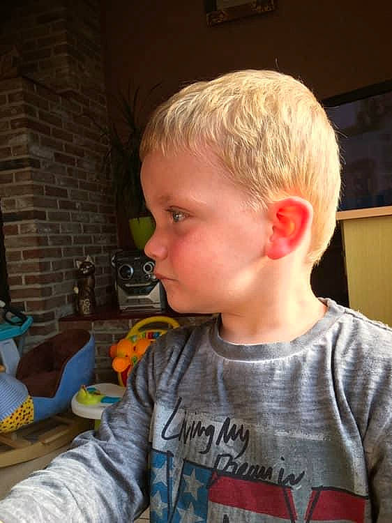 Mae participe au concours pour gagner de l'argent avec cette photo : baby, baby_toddler_clothing, caesar_cut, chair, cheek, child, curious, fun, jaw, nose, person, play, sitting, sleeve, t_shirt, toddler, vacation, vegetable