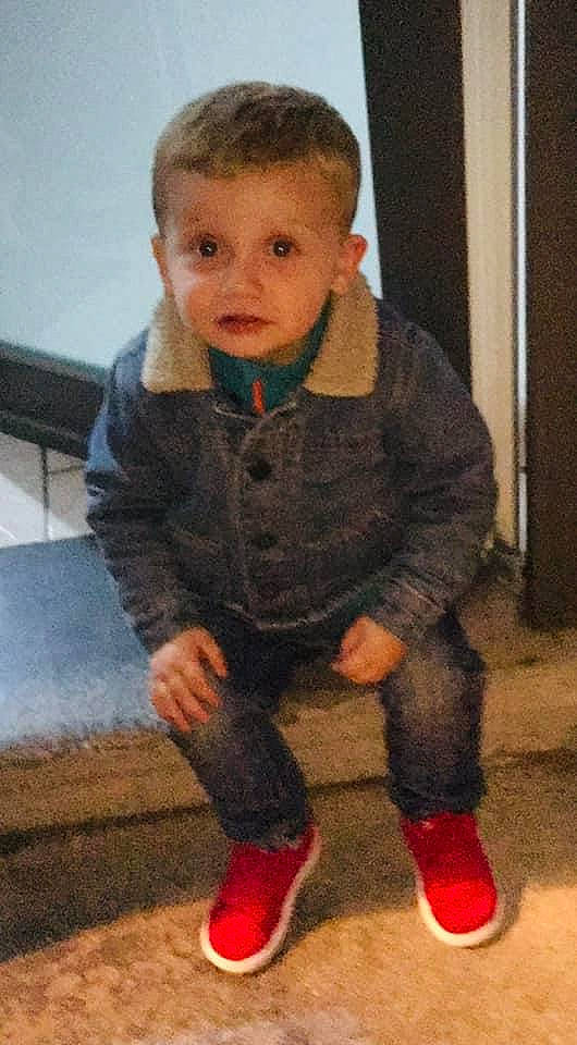 Mae a rejoint le concours — aidez-le/la à gagner de superbes lots ! baby, baby_toddler_clothing, carmine, cheek, child, face, floor, flooring, fun, human_leg, knee, nose, pattern, person, shoe, sitting, sleeve, sock, thigh, toddler