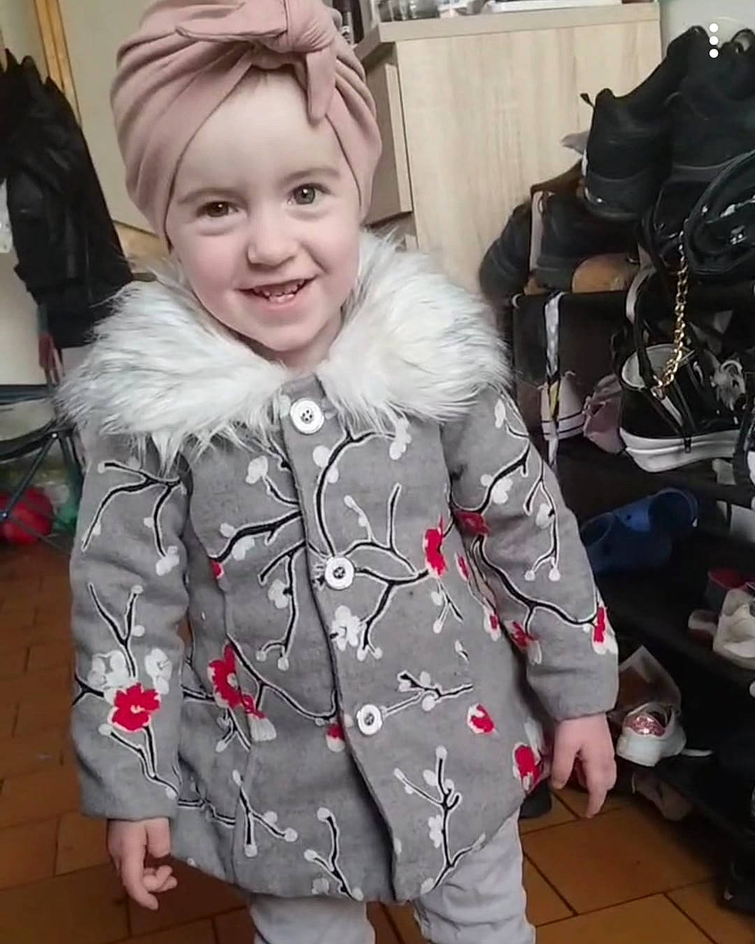 Capucine a rejoint le concours — aidez-le/la à gagner de superbes lots ! baby_toddler_clothing, bag, child, costume, fashion_accessory, fashion_design, fun, fur, happy, headwear, joy, outerwear, pattern, person, personal_protective_equipment, selfie, sitting, sleeve, smile, textile