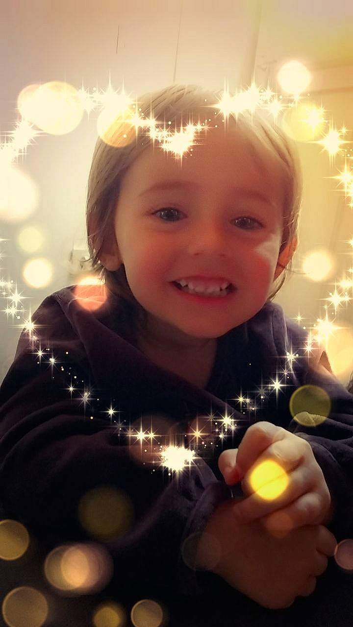 Capucine participe au concours pour gagner de l'argent avec cette photo : beauty, child, christmas_ornament, eye, facial_expression, flash_photography, fun, gesture, hand, happy, head, human, iris, joy, light, lighting, ornament, person, smile, standing