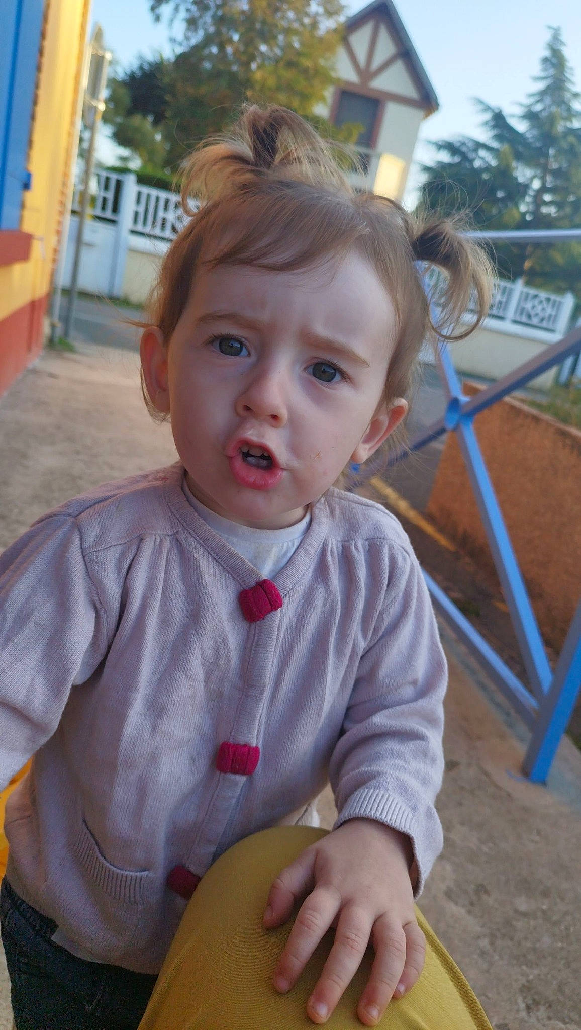 Capucine a rejoint le concours — aidez-le/la à gagner de superbes lots ! baby_toddler_clothing, blue, cheek, child, facial_expression, fun, grass, hair, hairstyle, happy, head, leisure, musical_instrument, nose, person, plant, skin, sky, sleeve, toddler