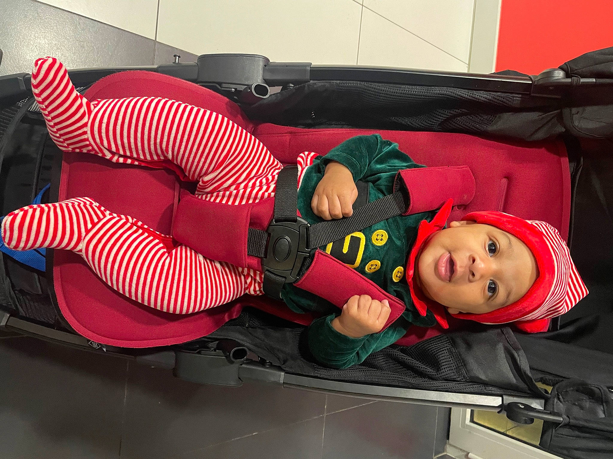 Neyji a rejoint le concours — aidez-le/la à gagner de superbes lots ! automotive_design, baby_products, bag, baggage, carmine, fictional_character, fun, headwear, human_leg, knee, luggage_and_bags, person, personal_protective_equipment, sock, thigh, toddler