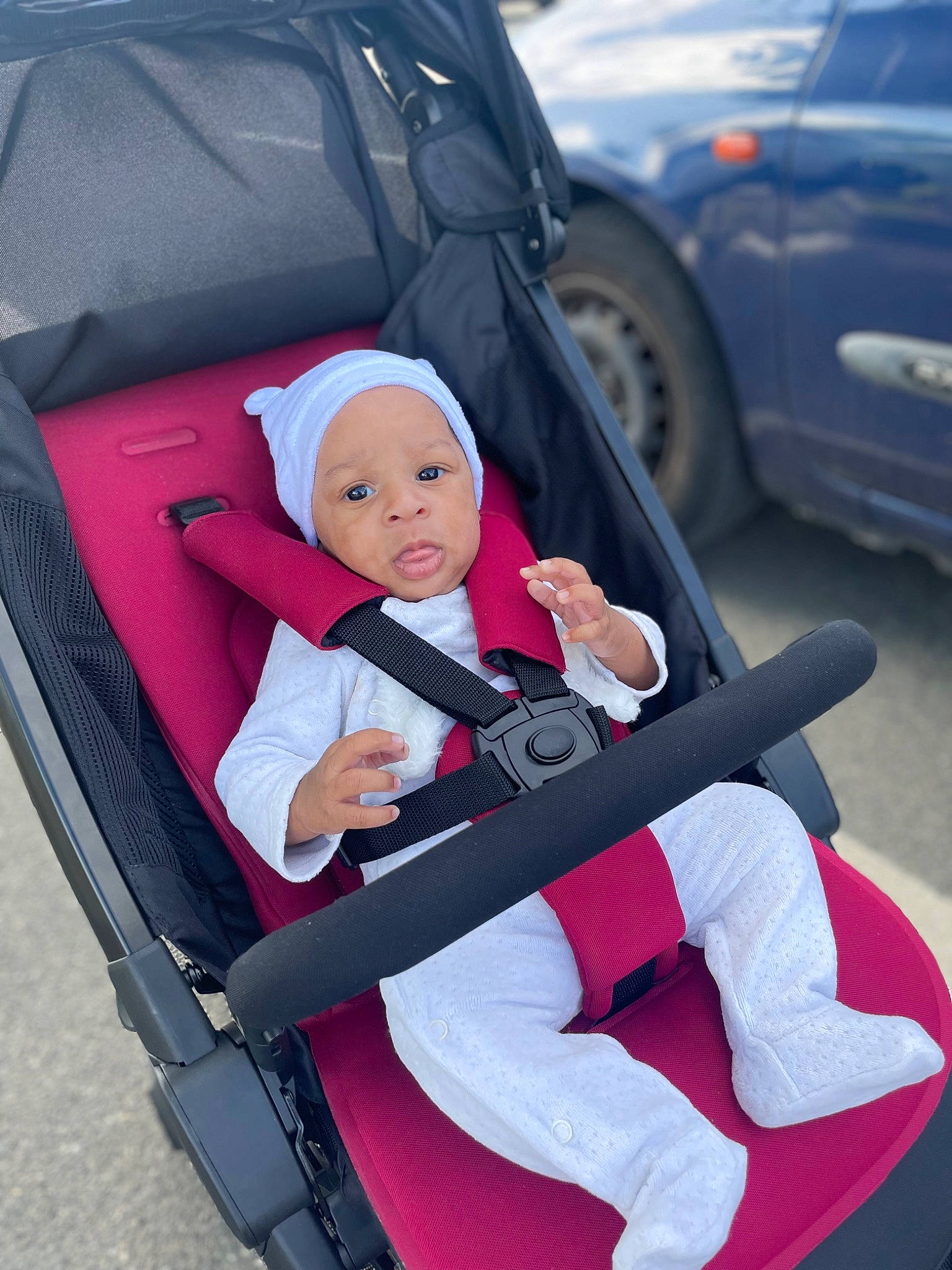 Neyji a rejoint le concours — aidez-le/la à gagner de superbes lots ! auto_part, automotive_design, automotive_tire, baby, baby_carriage, baby_products, baby_safety, car, car_seat, child, comfort, fender, headwear, lap, mode_of_transport, motor_vehicle, person, tire, toddler, travel