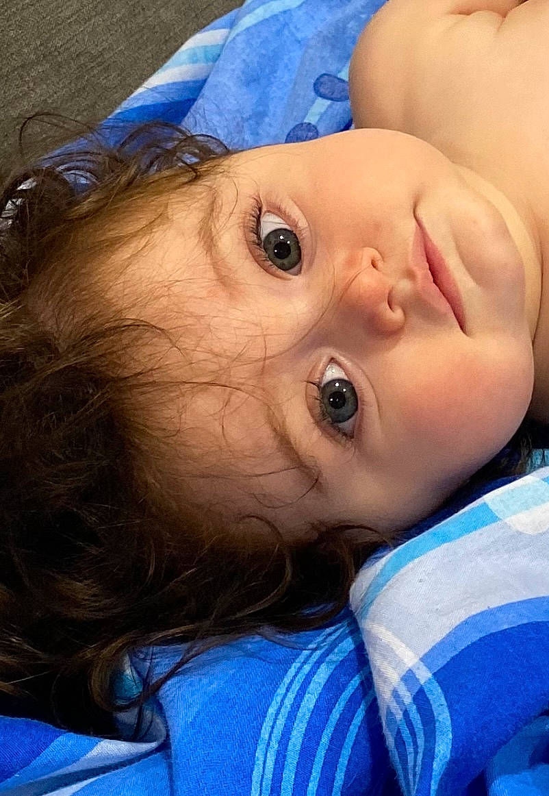 April a rejoint le concours — aidez-le/la à gagner de superbes lots ! baby_toddler_clothing, blue, cheek, child, eye, eyebrow, eyelash, flash_photography, fun, grass, hair, happy, hat, iris, lip, mouth, nose, person, skin, smile