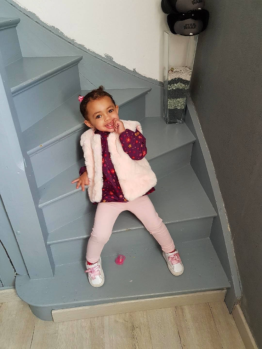 Kenza a rejoint le concours — aidez-le/la à gagner de superbes lots ! child, floor, flooring, fun, furniture, girl, joy, leg, person, pink, plumbing_fixture, product, shoe, shoulder, sitting, standing, toddler