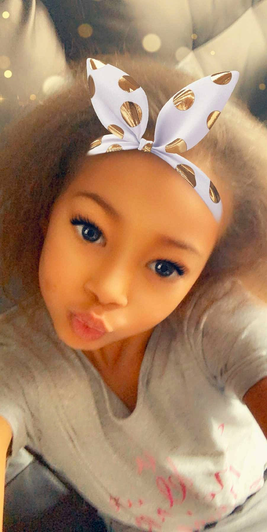 Sayannah a rejoint le concours — aidez-le/la à gagner de superbes lots ! cap, ear, eyebrow, eyelash, fashion, fawn, happy, headband, headgear, headpiece, helmet, human_body, iris, lip, nose, person, petal, pink, skin, textile