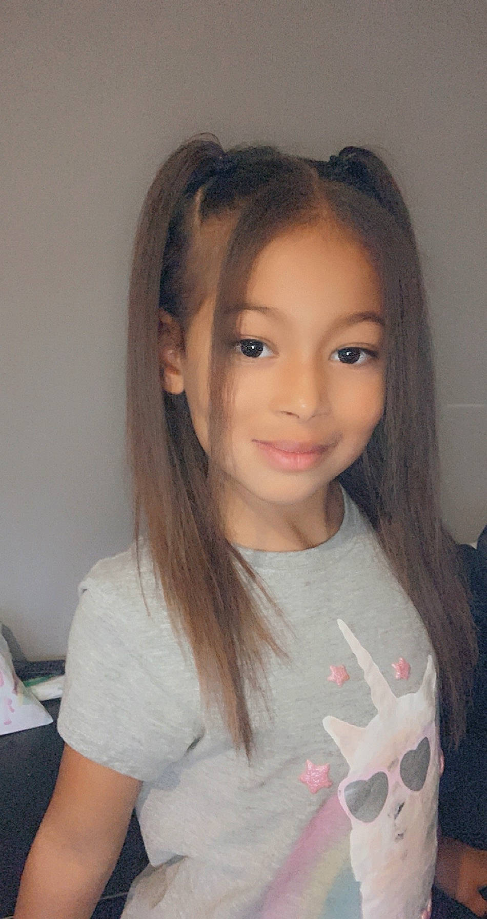 Sayannah participe au concours pour gagner de l'argent avec cette photo : black_hair, cheek, chin, cool, ear, eyebrow, eyelash, forehead, happy, iris, jaw, joy, layered_hair, lip, neck, nose, organ, person, skin, sleeve