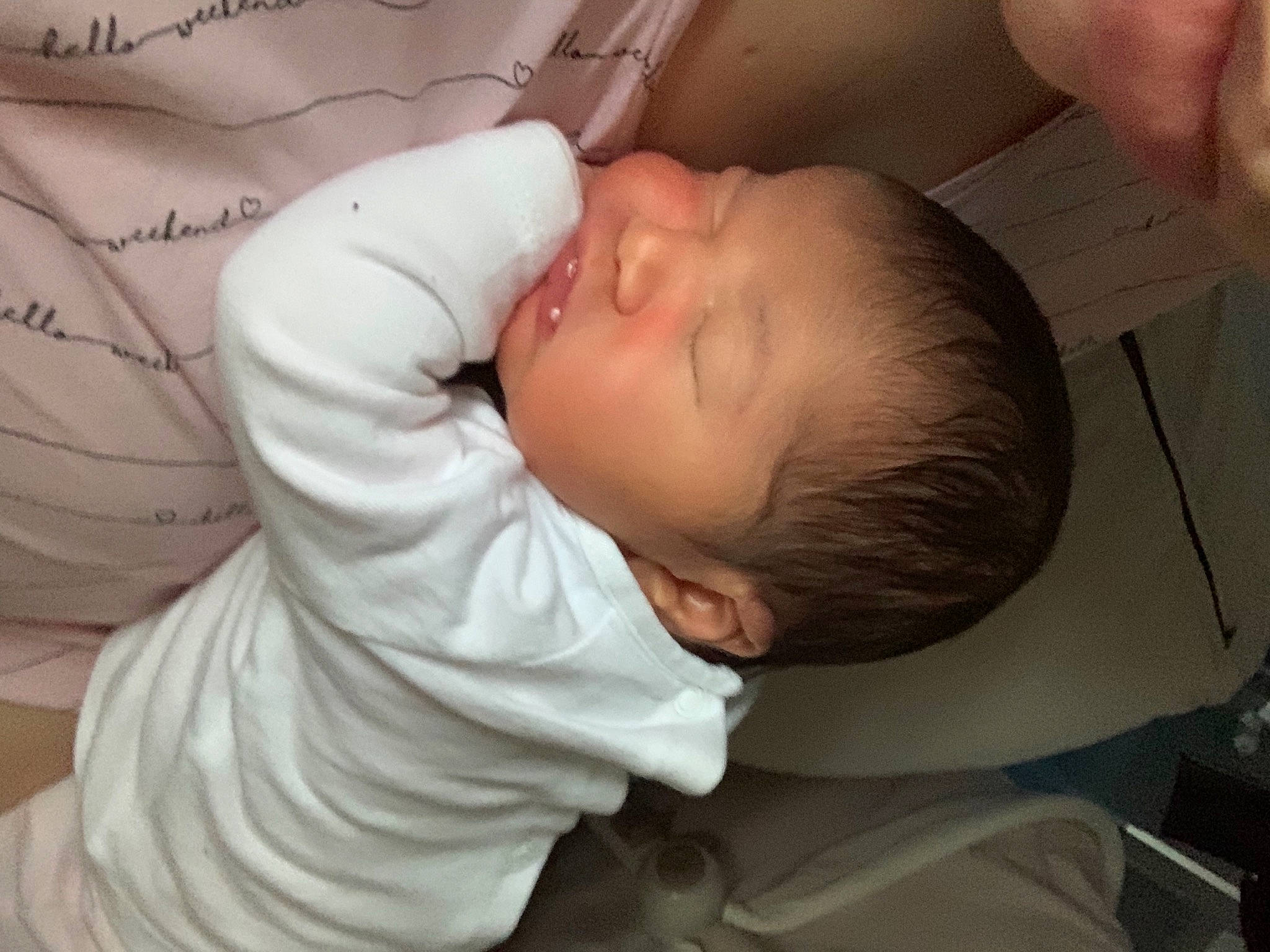 Oumy a rejoint le concours — aidez-le/la à gagner de superbes lots ! baby, baby_products, baby_sleeping, baby_toddler_clothing, bedtime, cheek, child, comfort, elbow, finger, hand, linens, mouth, nose, person, skin, sleep, sleeve, smile, thumb