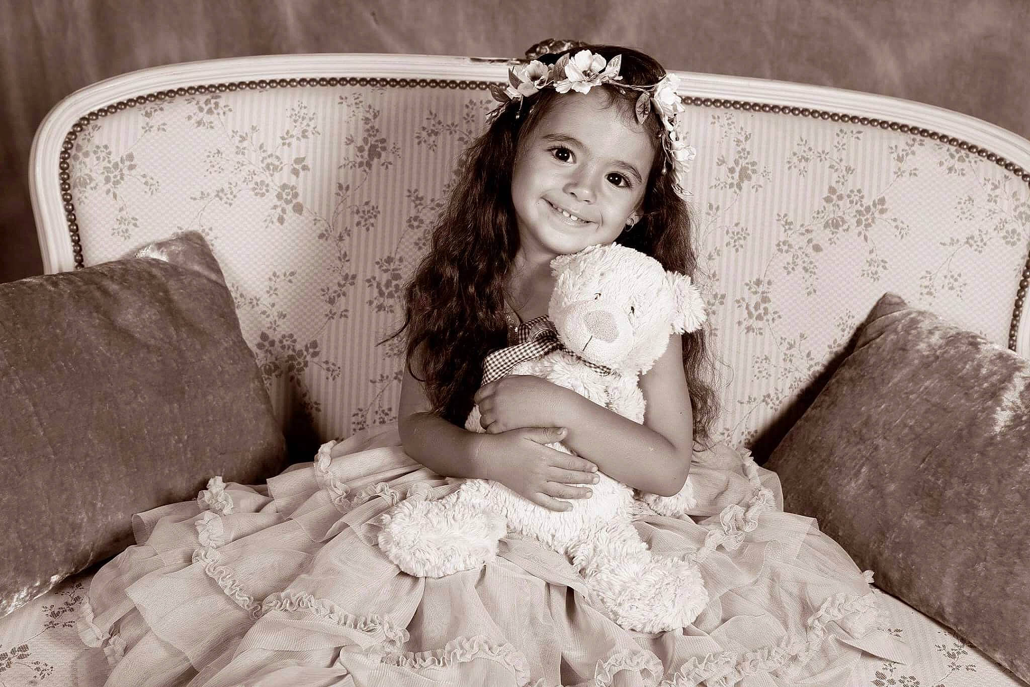 Kaylie participe au concours pour gagner de l'argent avec cette photo : beauty, black_and_white, bride, child, girl, gown, hair_accessory, happiness, headpiece, infant, jewellery, joy, lady, monochrome_photography, person, photo_shoot, photograph, photography, sitting, smile