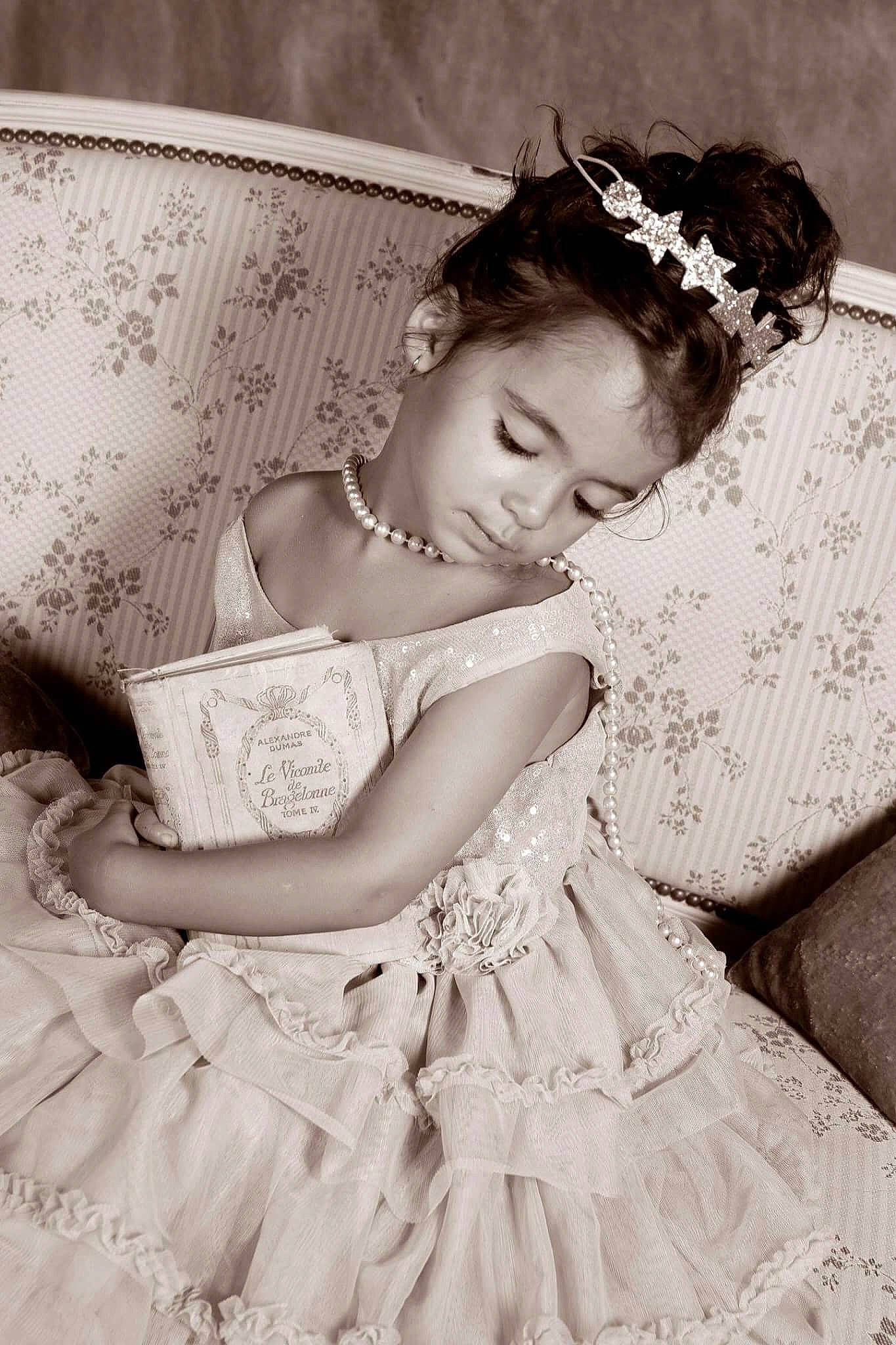 Kaylie participe au concours pour gagner de l'argent avec cette photo : beauty, black_and_white, bridal_clothing, bride, dress, fashion_accessory, girl, gown, hair_accessory, headpiece, jewellery, lace, lady, person, photo_shoot, photograph, shoulder, skin, textile, vintage_clothing