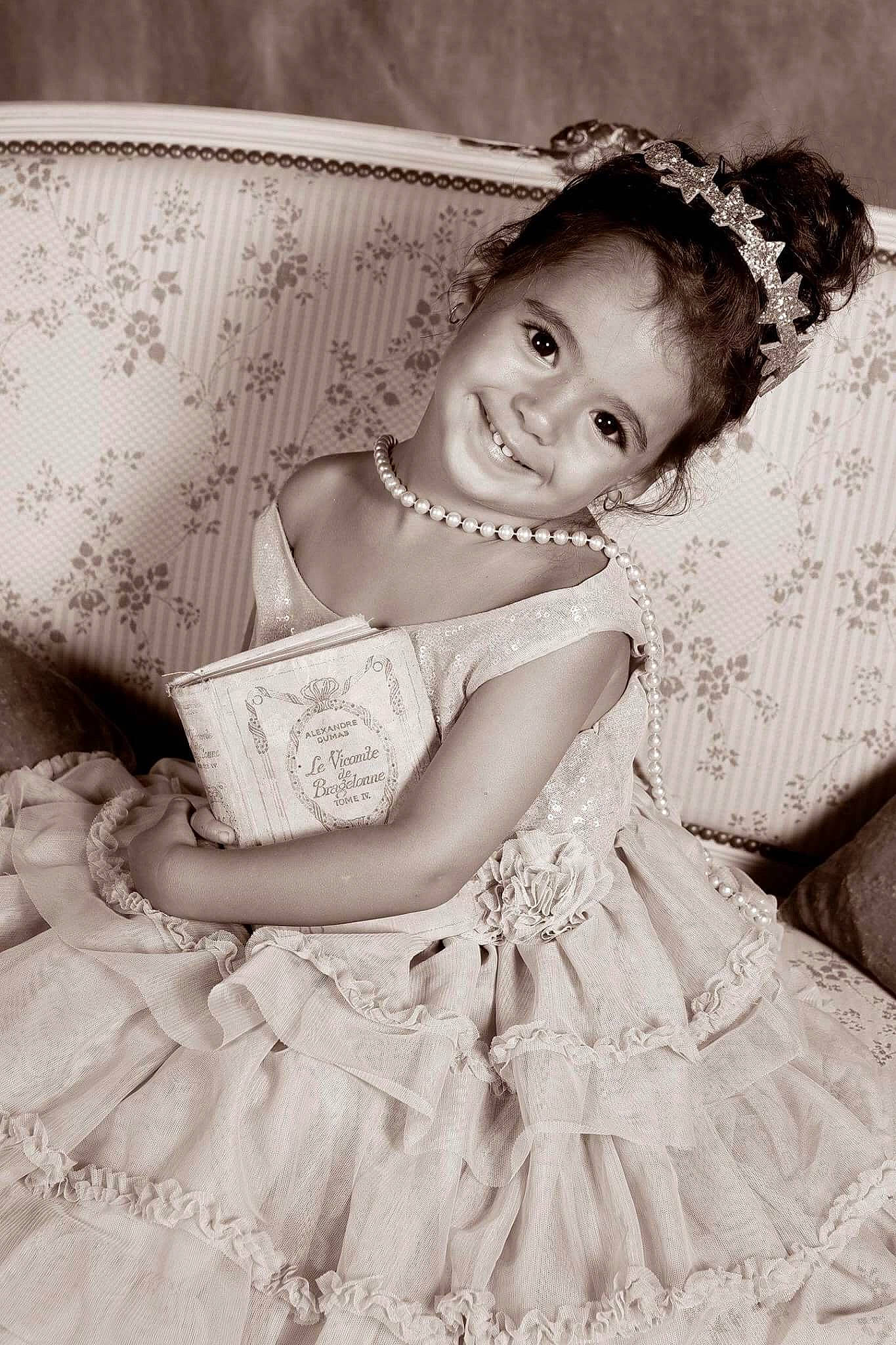 Kaylie a rejoint le concours — aidez-le/la à gagner de superbes lots ! beauty, black_and_white, bridal_clothing, bride, child, dress, girl, gown, hair_accessory, headpiece, joy, lace, lady, monochrome_photography, person, photo_shoot, photograph, skin, smile, standing