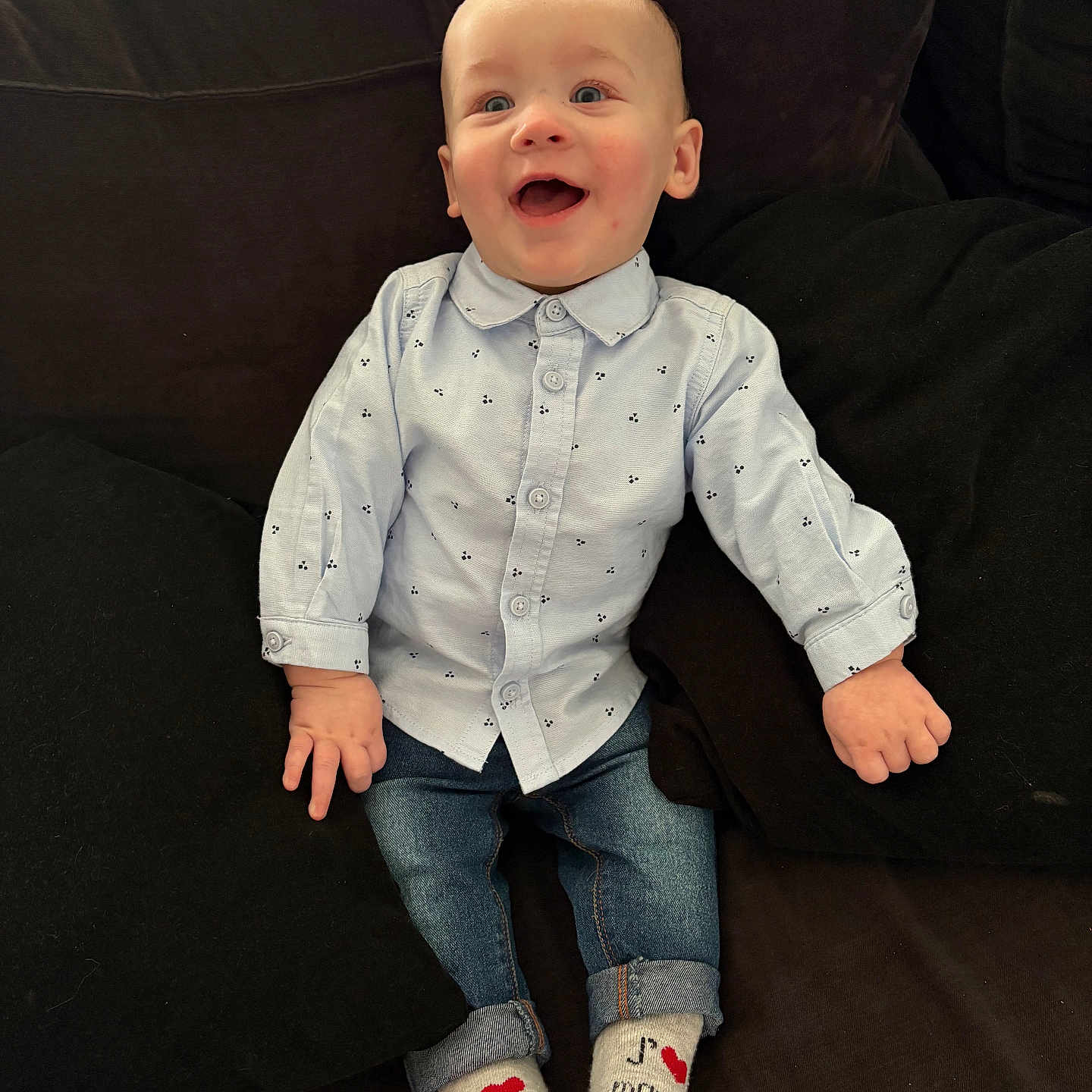 Maëlo participe au concours pour gagner de l'argent avec cette photo : baby, casual, child, clothing, couch, cute, face, feet, hands, happy, indoor, infant, jeans, person, pillow, portrait, shirt, sitting, smiling, socks