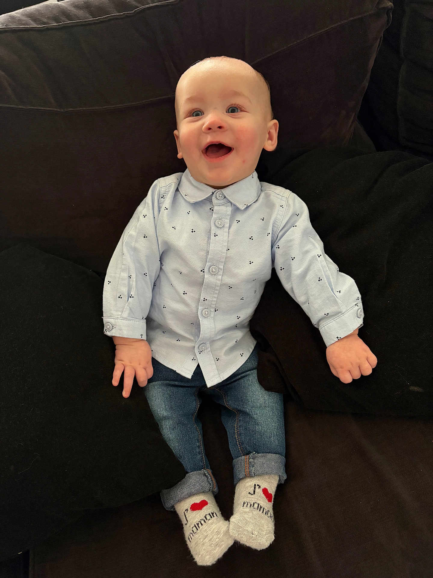 Maëlo participe au concours pour gagner de l'argent avec cette photo : baby, child, smiling, sitting, shirt, jeans, socks, couch, pillow, happy, indoor, portrait, cute, infant, clothing, person, face, hands, feet, casual