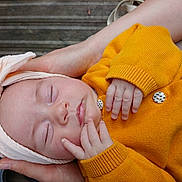 Iris a rejoint le concours — aidez-le/la à gagner de superbes lots ! baby, sleeping, hands, headband, yellow_sweater, buttons, closeup, peaceful, infant, child, soft_lighting, portrait, cozy, skin, face, resting, newborn, cute, toddler, person