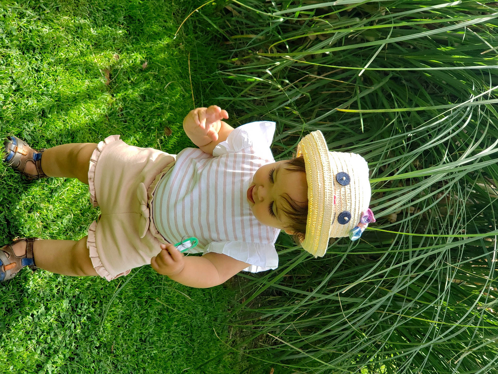 Maria participe au concours pour gagner de l'argent avec cette photo : child, event, fun, garden, grass, grass_family, grassland, happy, hat, human_leg, knee, leisure, meadow, people_in_nature, person, plant, recreation, sitting, thigh, tree
