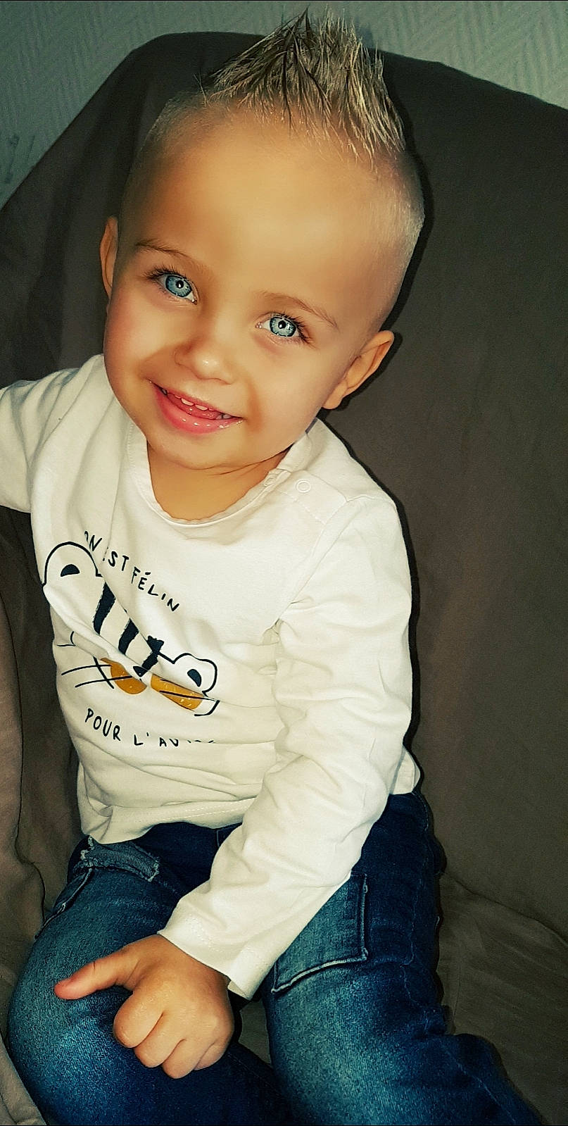 Ayron a rejoint le concours — aidez-le/la à gagner de superbes lots ! beauty, boy, cheek, child, day, eye, facial_expression, girl, hair, hairstyle, head, human_hair_color, infant, joy, nose, person, sitting, skin, smile, standing