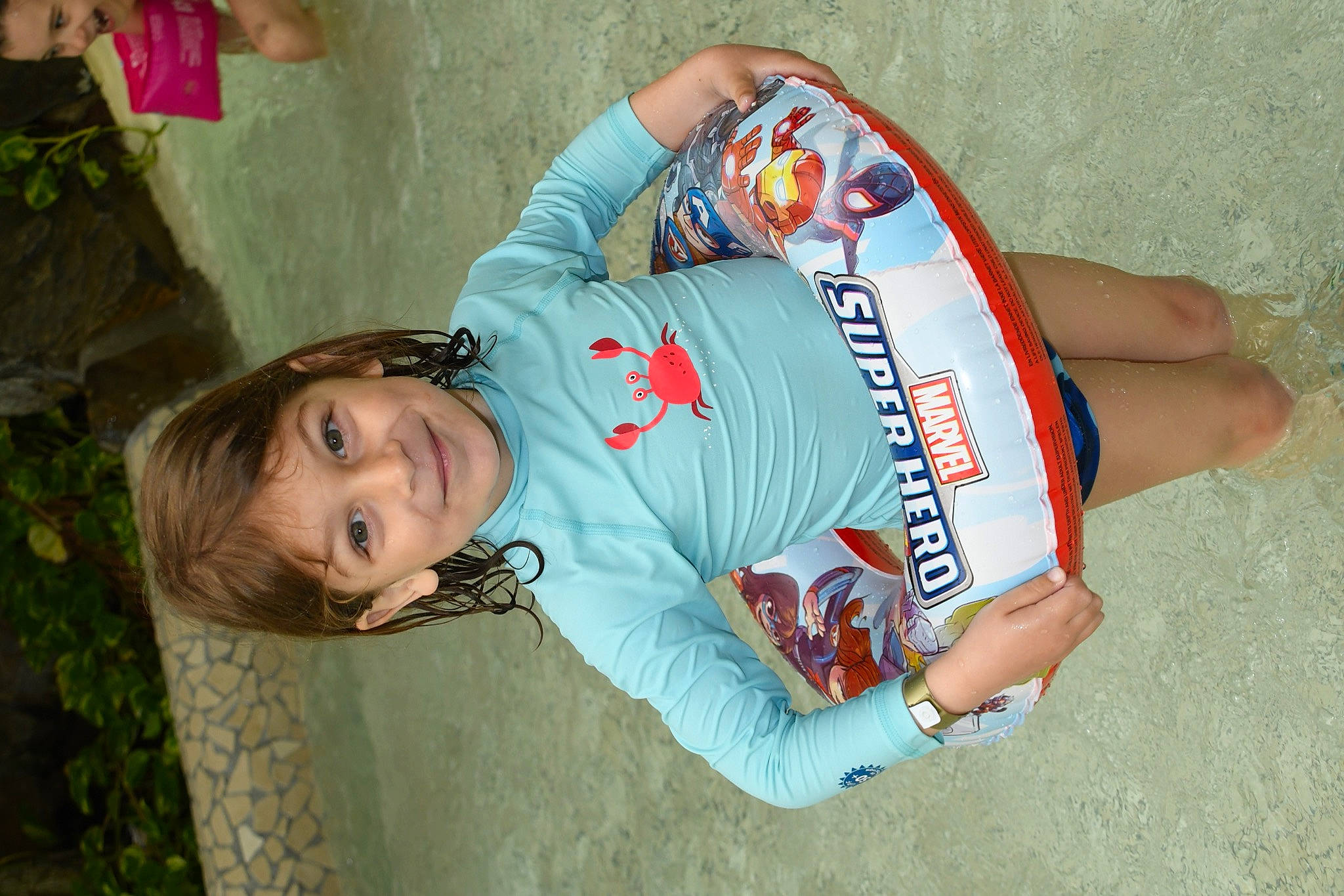 Liam a rejoint le concours — aidez-le/la à gagner de superbes lots ! carmine, child, elbow, foot, fun, grass, happy, hat, human_leg, joy, leisure, orange, people_in_nature, person, recreation, sitting, skin, sleeve, smile, thigh