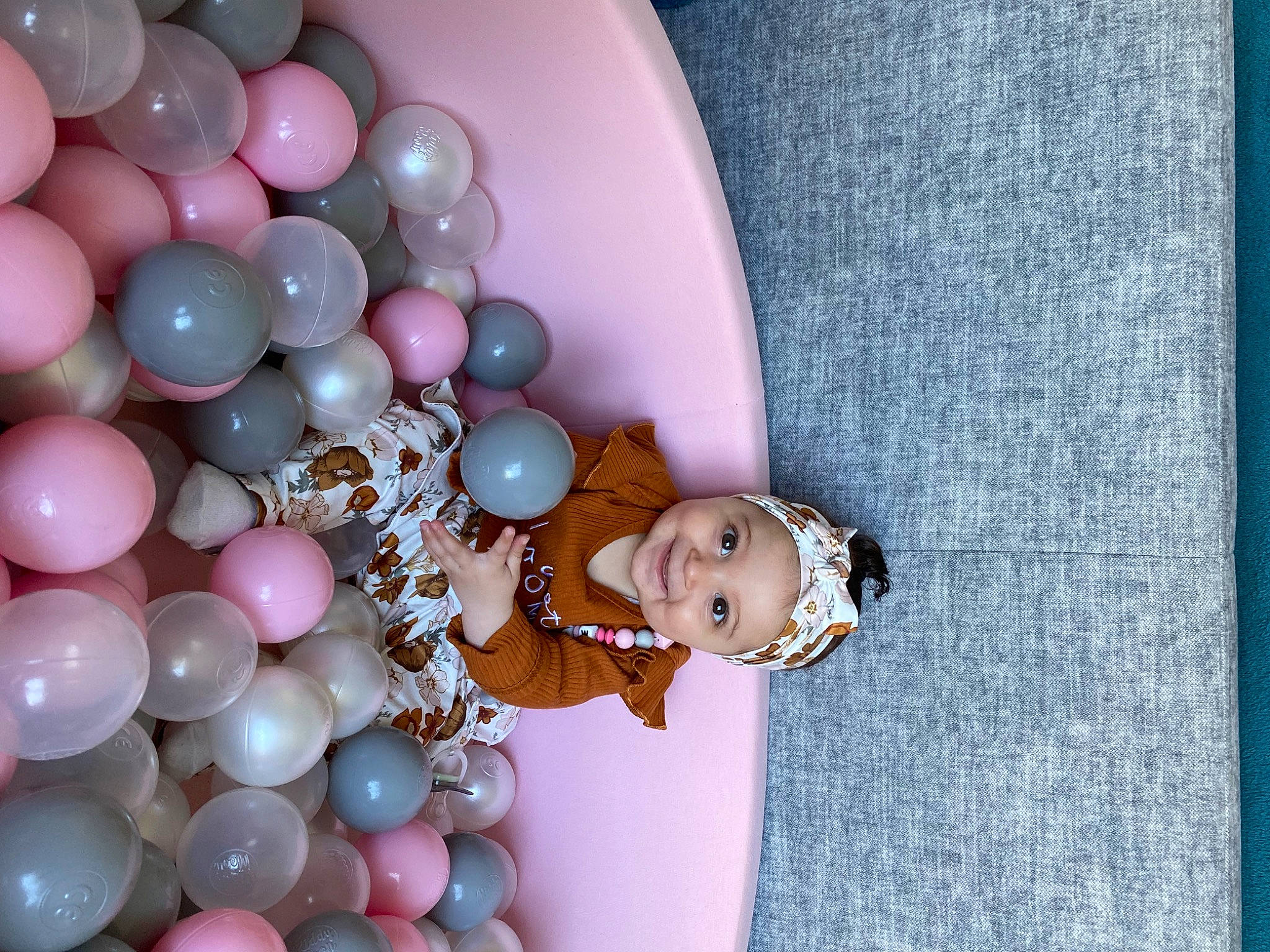 Mila participe au concours pour gagner de l'argent avec cette photo : art, balloon, beauty, blue, circle, dress, event, fashion_accessory, fun, happy, headwear, jewellery, joy, magenta, nail, party_supply, pattern, person, photograph, pink