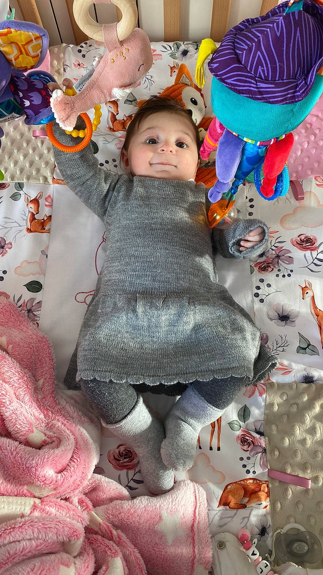 Mila a rejoint le concours — aidez-le/la à gagner de superbes lots ! baby, baby_toddler_clothing, cheek, child, doll, event, eye, fawn, fun, happy, linens, pattern, person, photograph, pink, product, stuffed_toy, textile, toddler, toy