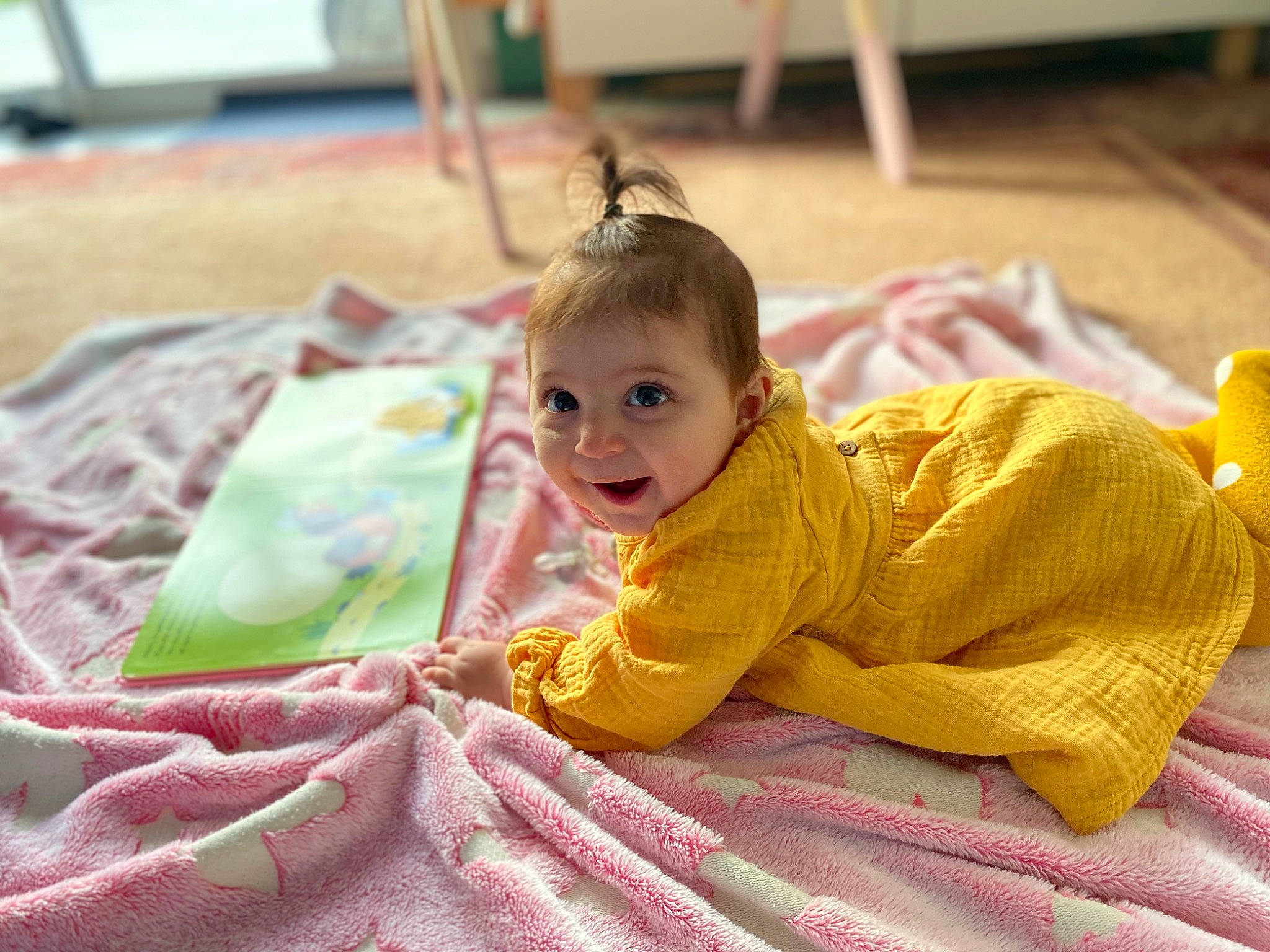 Mila participe au concours pour gagner de l'argent avec cette photo : baby, baby_toddler_clothing, cheek, child, comfort, crawling, face, flooring, happy, head, leisure, linens, magenta, person, pink, skin, smile, toddler, tummy_time, wood