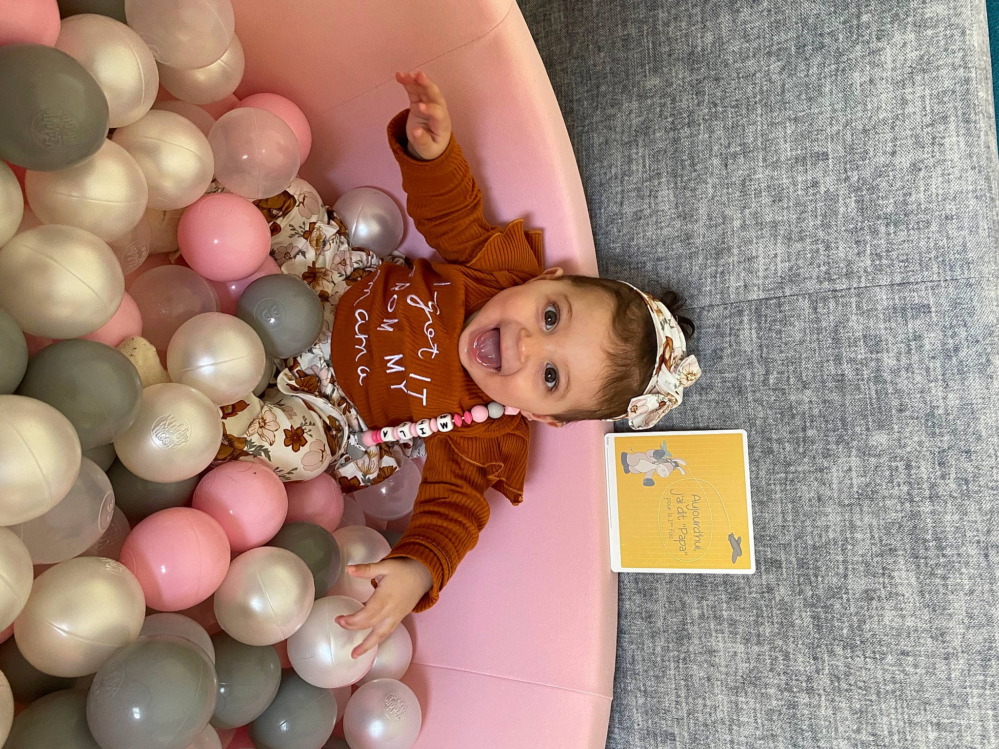 Mila a rejoint le concours — aidez-le/la à gagner de superbes lots ! baby, balloon, child, event, fun, happy, holiday, human_body, magenta, material_property, party, party_supply, pattern, peach, person, pink, play, room, smile, toddler