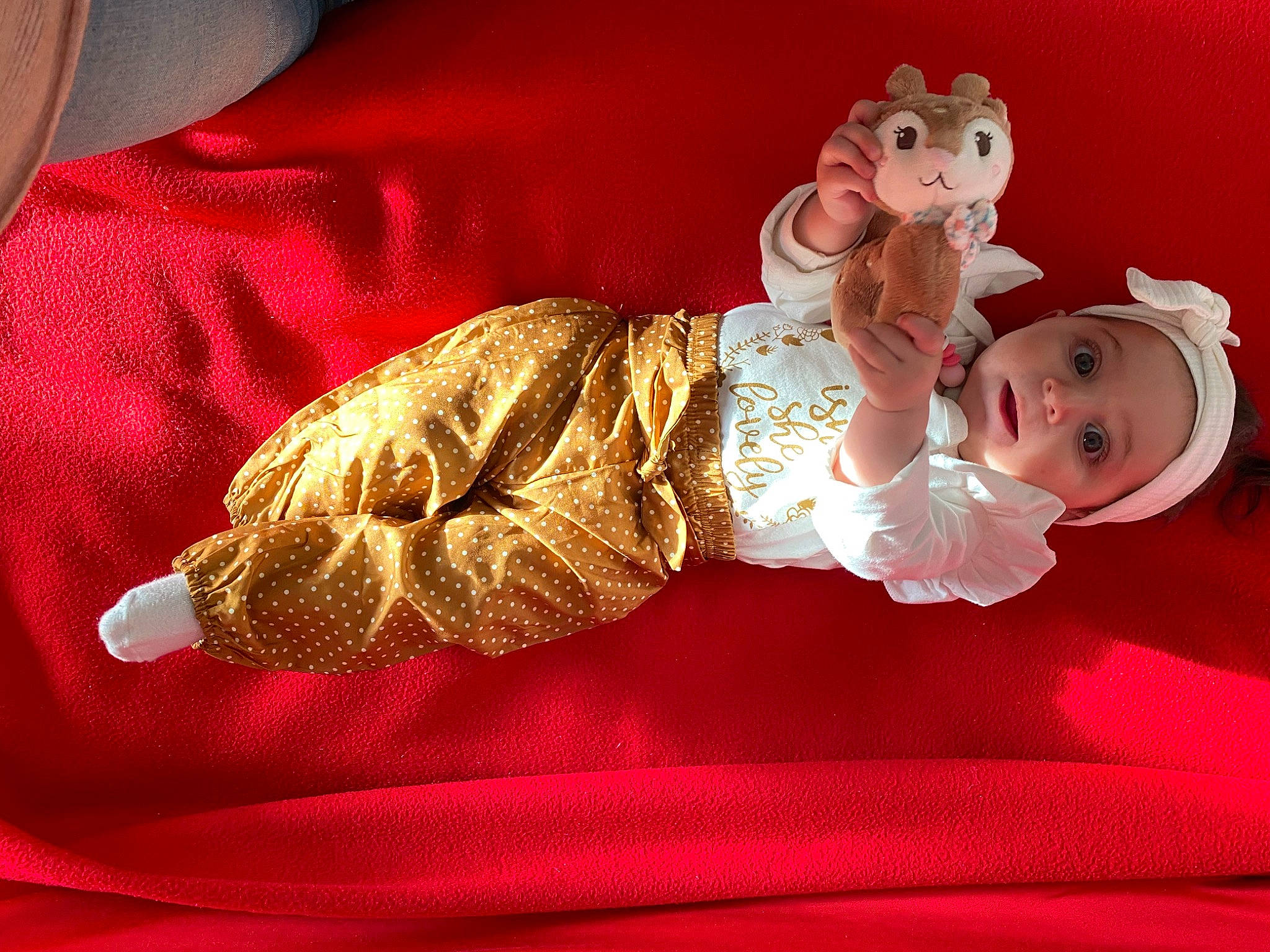 Mila participe au concours pour gagner de l'argent avec cette photo : baby, baby_sleeping, baby_toddler_clothing, bedding, child, comfort, happy, head, headwear, human_leg, lap, linens, magenta, person, pink, red, room, sleeve, surprise, textile