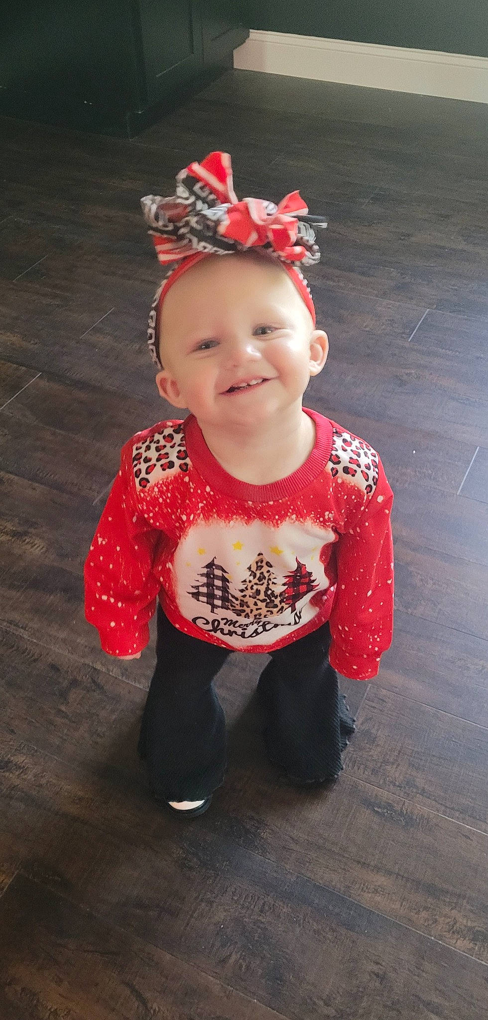 Kynna is registered to the contest to win money with this photo: baby, baby_toddler_clothing, carmine, eye, fashion_accessory, flash_photography, flooring, fun, happy, head, headgear, joy, lip, magenta, pattern, person, personal_protective_equipment, sleeve, smile, t_shirt