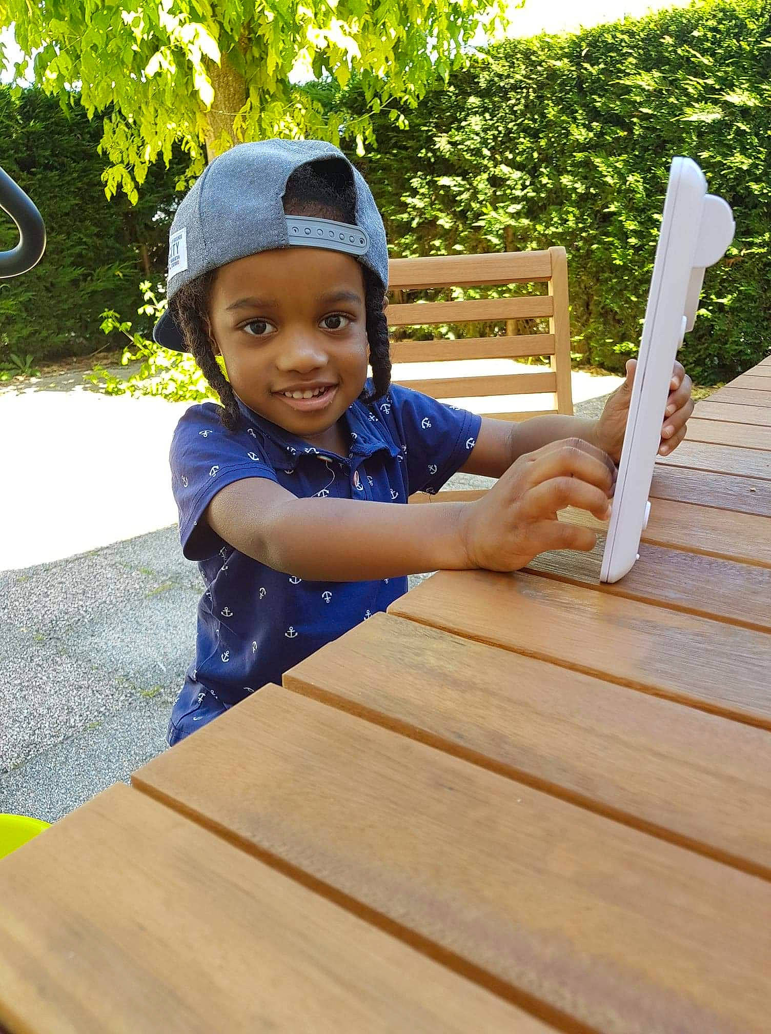 Mickaël participe au concours pour gagner de l'argent avec cette photo : child, deck, headwear, joy, person, play, smile, wood, wood_stain