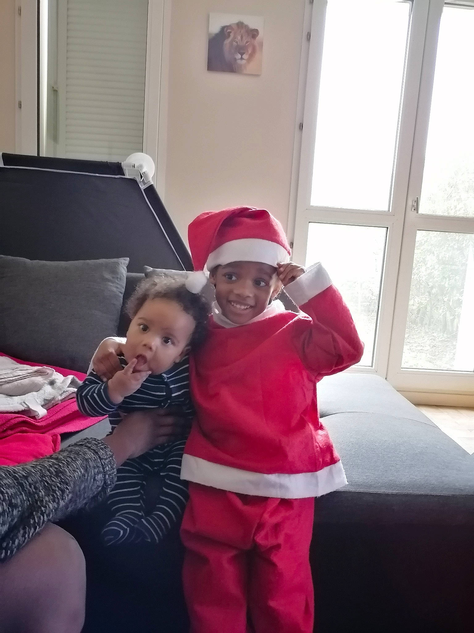 Mickaël participe au concours pour gagner de l'argent avec cette photo : baby, baby_toddler_clothing, child, comfort, daylighting, headwear, joy, linens, pajamas, person, room, surprise, toddler