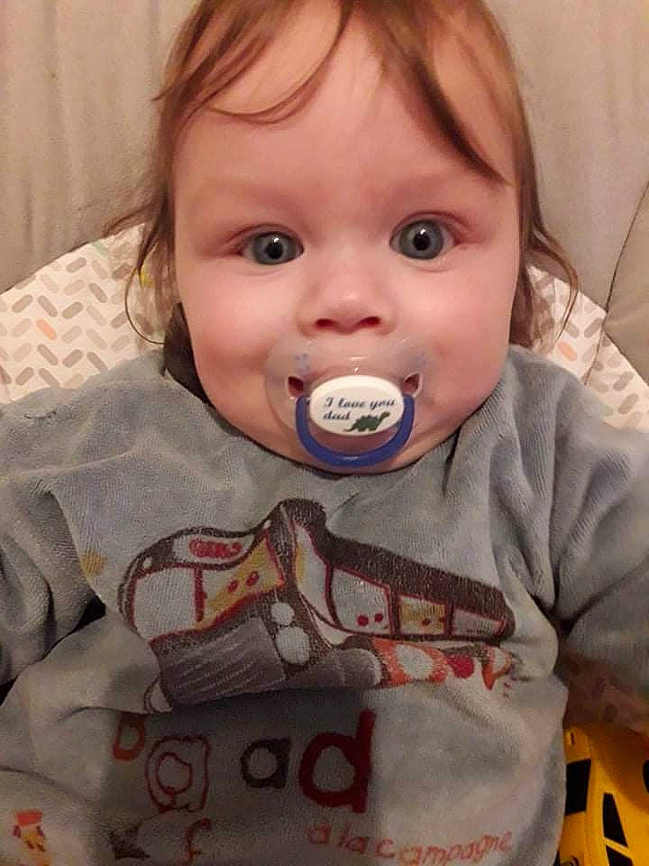 Malory a rejoint le concours — aidez-le/la à gagner de superbes lots ! baby_toddler_clothing, cheek, chin, clothing, eyebrow, eyelash, face, facial_expression, forehead, hairstyle, head, lip, mouth, neck, nose, organ, outerwear, person, product, skin