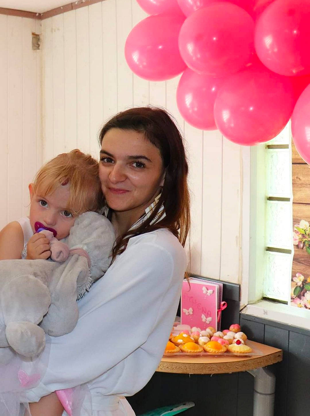 Athena participe au concours pour gagner de l'argent avec cette photo : baby, balloon, beauty, child, event, fun, fur, happy, joy, magenta, organ, party_supply, peach, person, photograph, pink, room, sitting, snapshot, sweetness