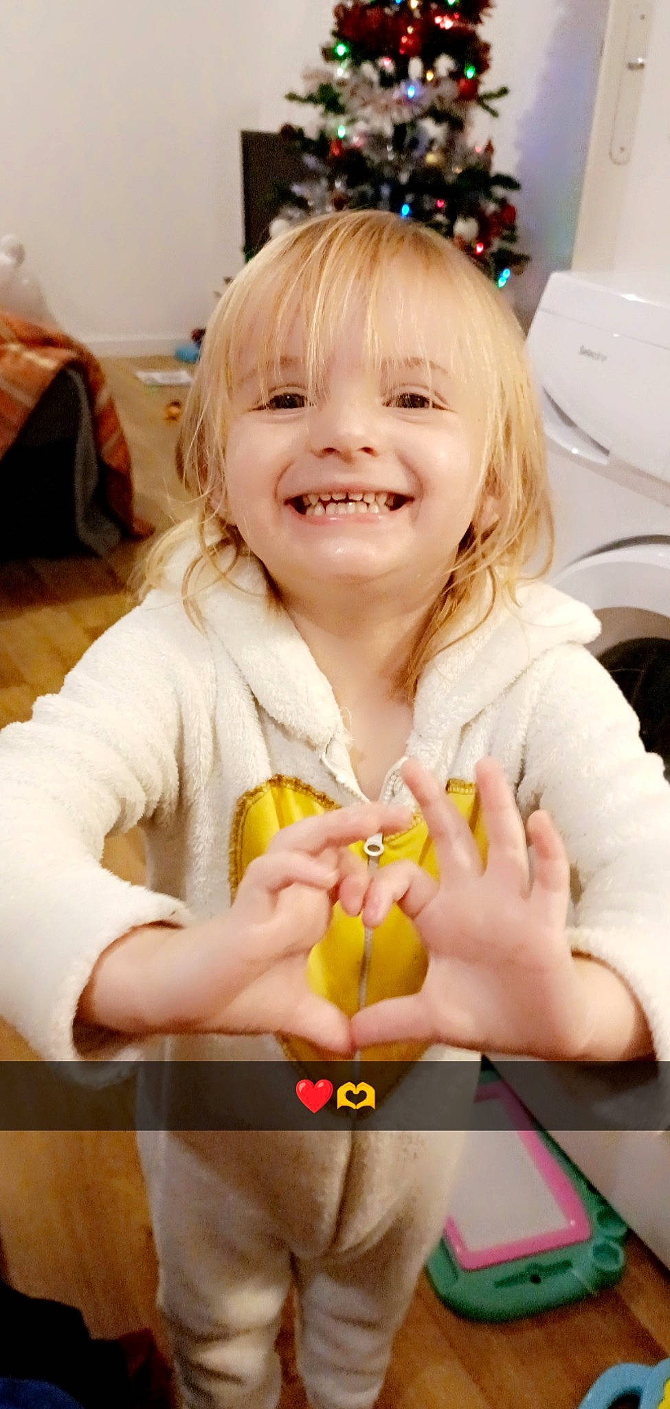 Athena participe au concours pour gagner de l'argent avec cette photo : baby, baby_toddler_clothing, bag, blond, cheek, child, event, finger, gesture, hair, hand, happy, joy, luggage_and_bags, person, photograph, skin, smile, snapshot, thumb