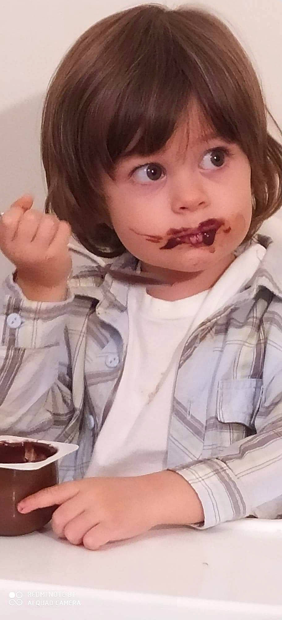 Liam participe au concours pour gagner de l'argent avec cette photo : bangs, bob_cut, brown_hair, cheek, child, chin, face, gesture, hair, hairstyle, mouth, nose, person, smile, toddler