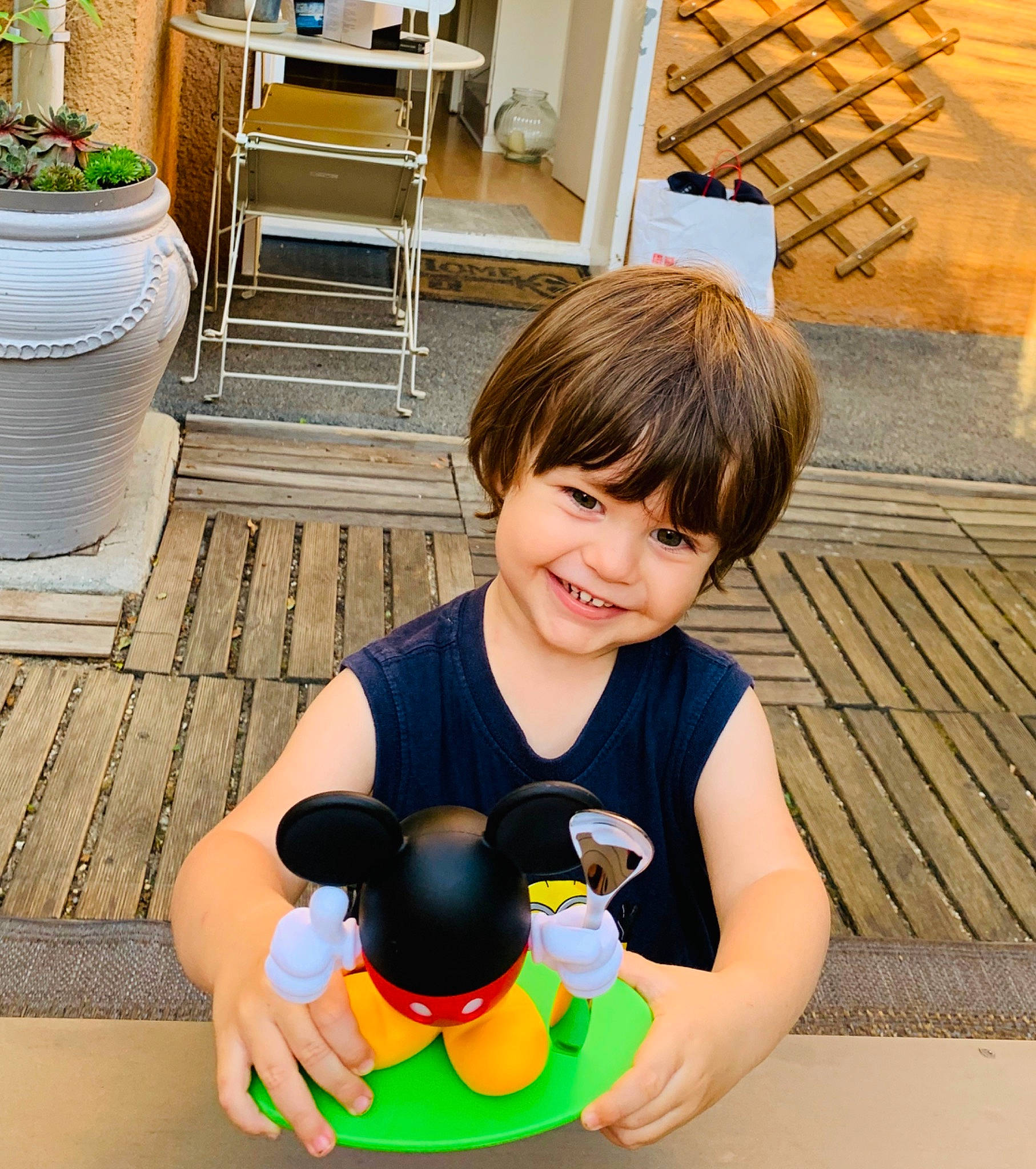 Liam participe au concours pour gagner de l'argent avec cette photo : child, ear, finger, hand, joy, neck, person, play, skin, smile, summer, toddler, toy, vacation, yellow