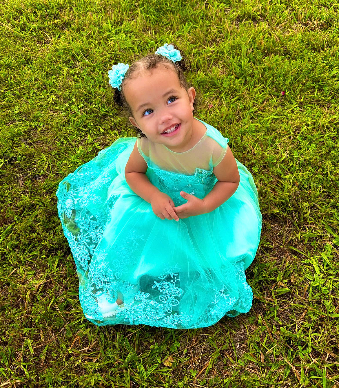 Beatrice is registered to the contest to win money with this photo: baby, baby_toddler_clothing, dress, electric_blue, eye, face, flash_photography, fun, goggles, grass, grass_family, grassland, happy, joy, meadow, people_in_nature, person, plant, recreation, smile