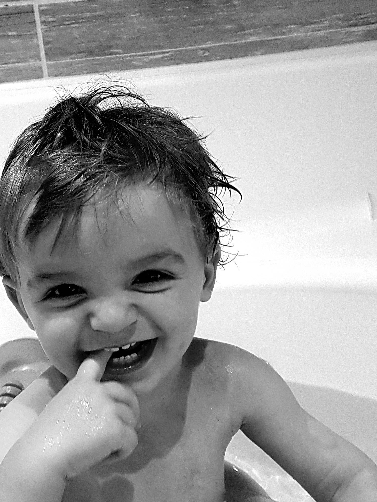 Mael a rejoint le concours — aidez-le/la à gagner de superbes lots ! bathing, bathtub, black, black_and_white, child, eye, face, facial_expression, fun, hand, happy, head, joy, monochrome, mouth, nose, person, photography, smile, toddler