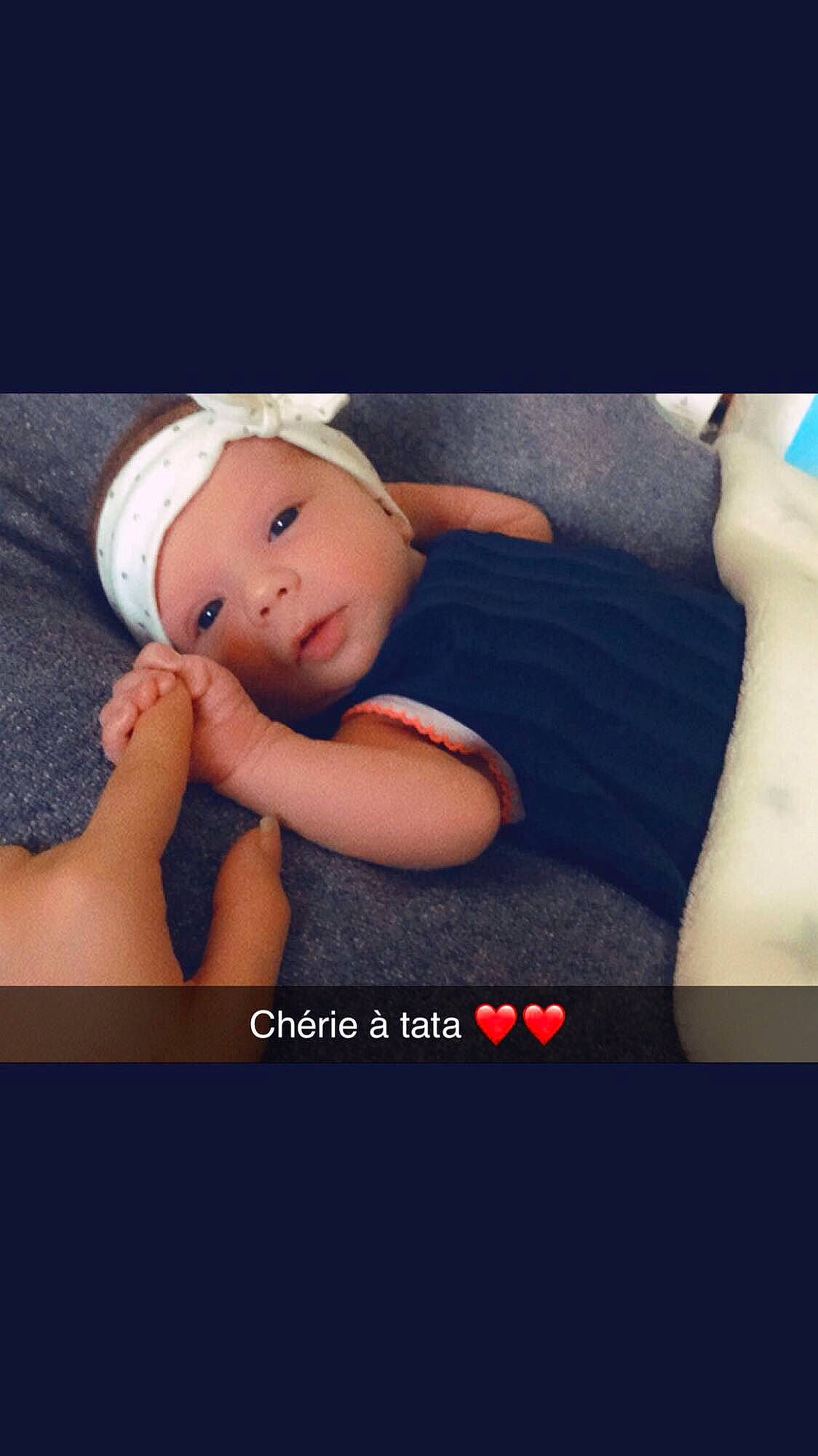 Yaëlle a rejoint le concours — aidez-le/la à gagner de superbes lots ! arm, baby, child, hand, person, photo_caption, photography, toddler