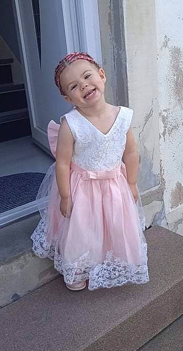 Yaelle participe au concours pour gagner de l'argent avec cette photo : baby_toddler_clothing, clothing, day_dress, dress, embellishment, eye, face, flash_photography, happy, head, iris, joy, person, pink, purple, ruffle, skin, sleeve, smile, textile