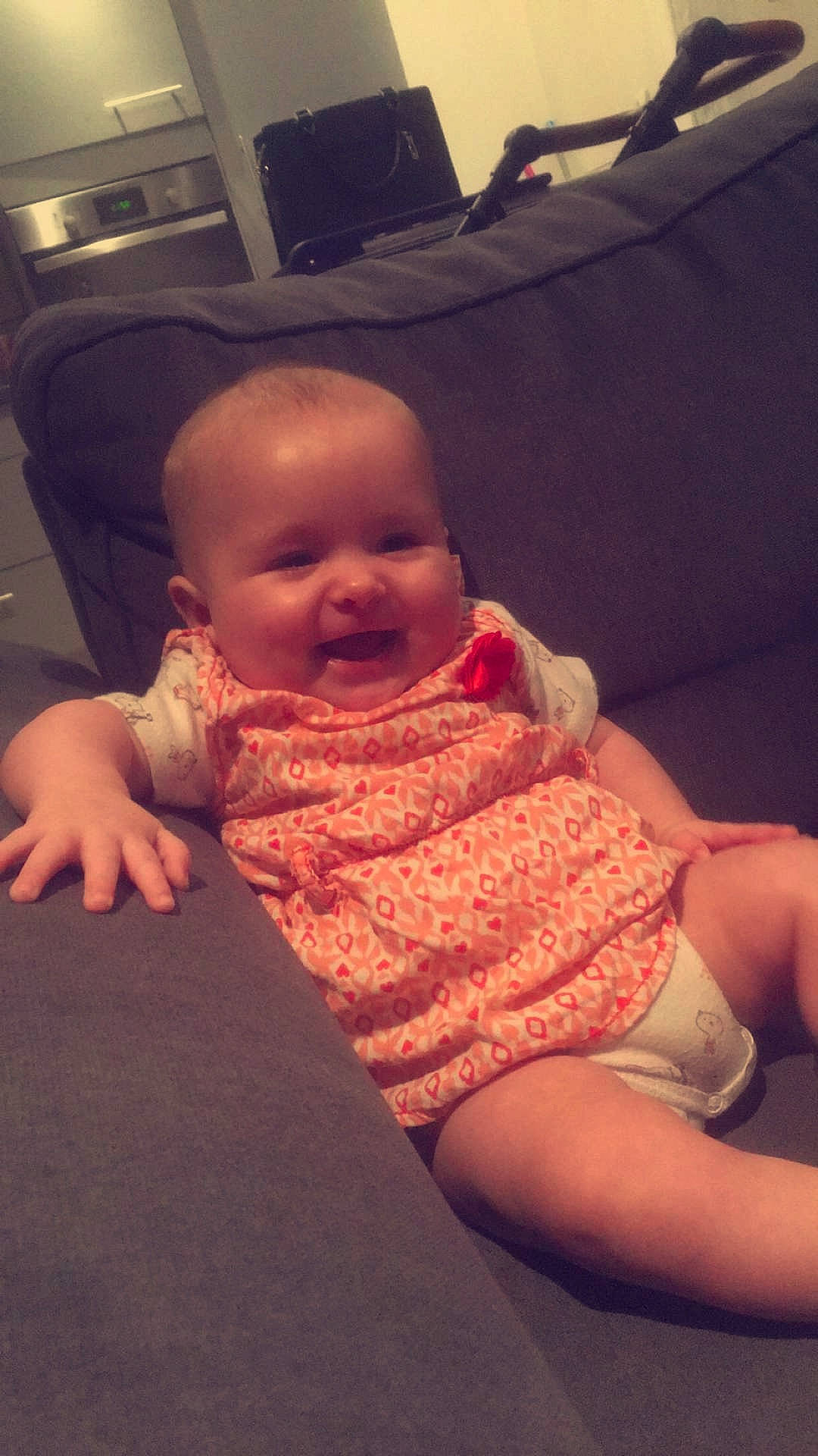 Linaya a rejoint le concours — aidez-le/la à gagner de superbes lots ! arm, baby, cheek, child, ear, eye, finger, head, leg, mouth, person, sitting, skin, thumb, toddler