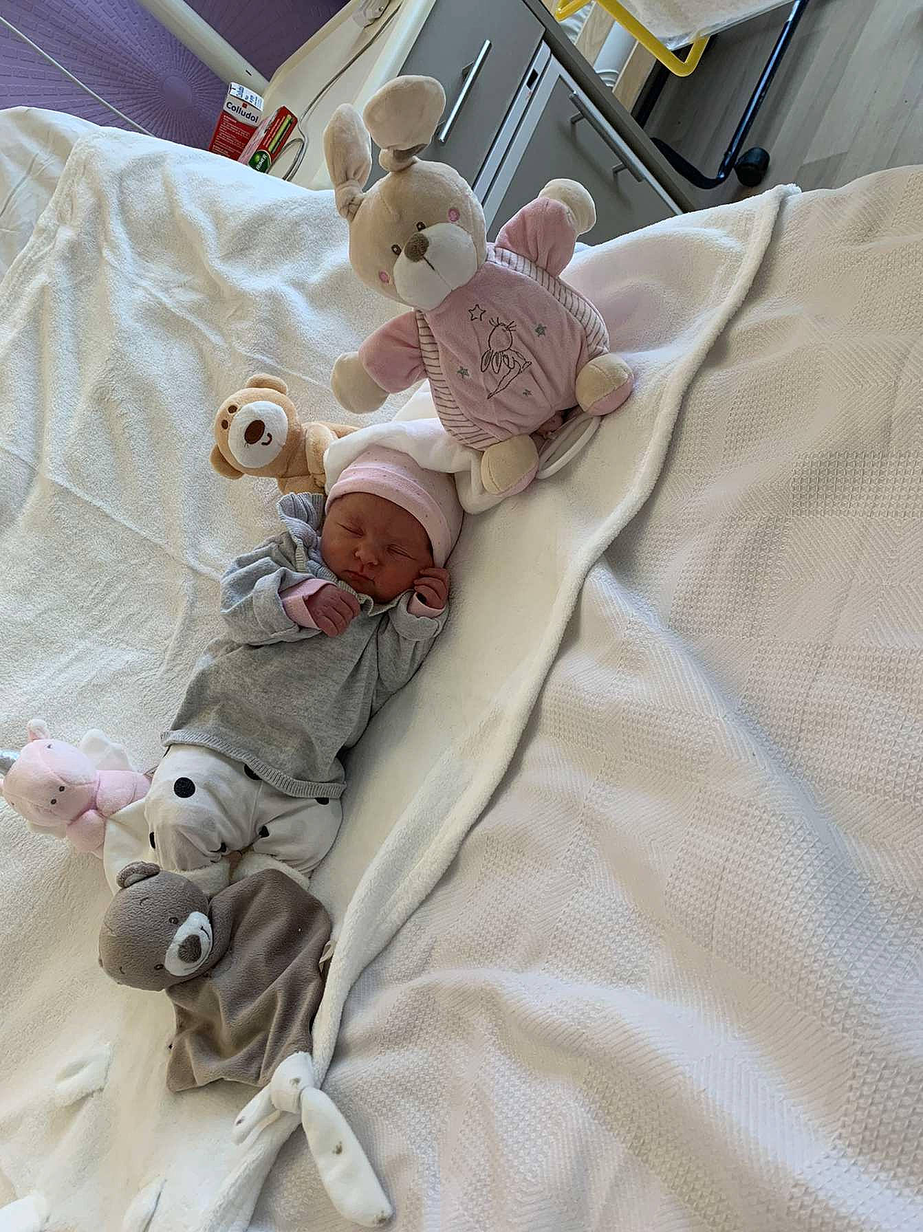 Linaya a rejoint le concours — aidez-le/la à gagner de superbes lots ! baby, bed_sheet, beige, birth, blanket, child, fawn, headwear, linens, person, room