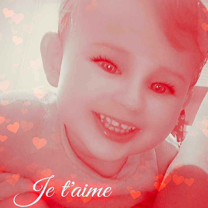 Dixon a rejoint le concours — aidez-le/la à gagner de superbes lots ! accessories, baby, bodypart, cosmetics, earring, envelope, face, happy, head, jewelry, laughing, lipstick, mail, mouth, necklace, person, photography, portrait, smile, teeth