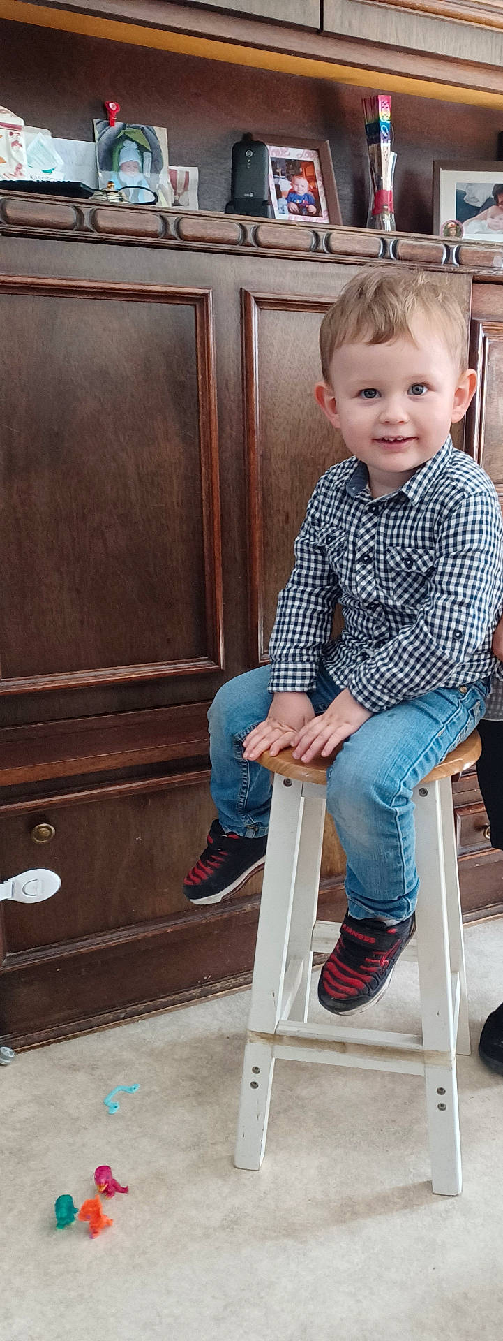 Dixon participe au concours pour gagner de l'argent avec cette photo : barstool, boy, child, clothing, face, footwear, furniture, head, indoors, interiordesign, jeans, male, pants, person, photography, portrait, shoe, sitting, table, wood