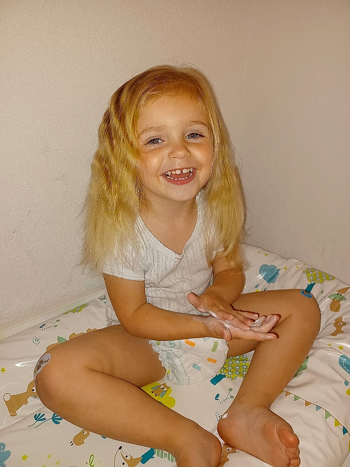 Fanny a rejoint le concours — aidez-le/la à gagner de superbes lots ! arm, baby_toddler_clothing, cheek, comfort, dress, eye, face, finger, flash_photography, hand, happy, human_body, iris, joy, knee, leg, person, shorts, skin, smile