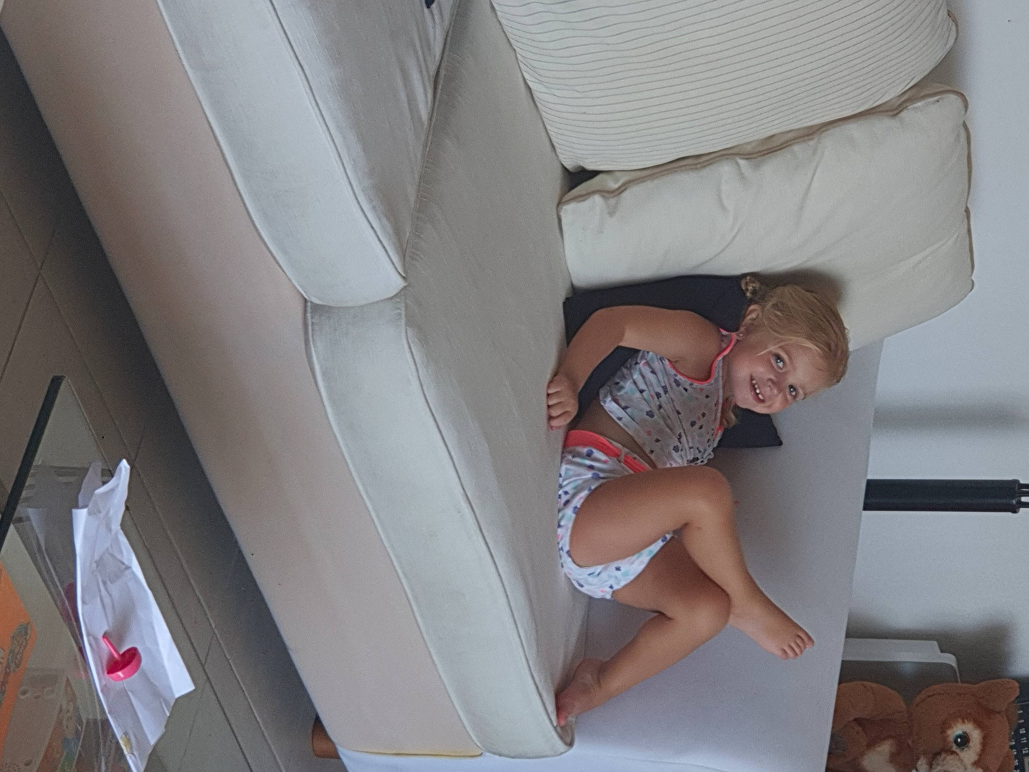 Fanny a rejoint le concours — aidez-le/la à gagner de superbes lots ! automotive_design, baby, baby_products, barefoot, child, comfort, couch, flooring, foot, fun, human_leg, joy, knee, linens, person, pillow, room, shorts, sitting, thigh