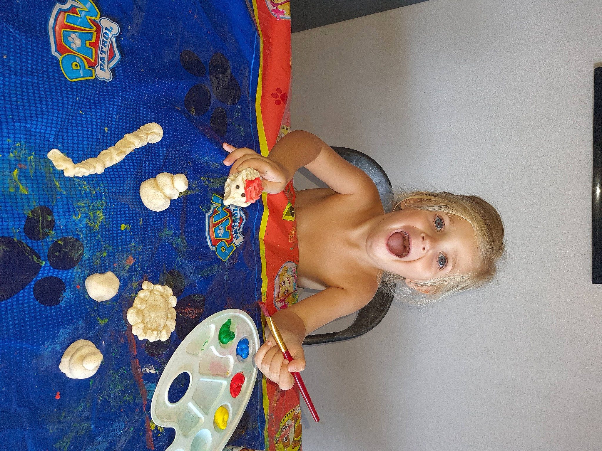 Fanny participe au concours pour gagner de l'argent avec cette photo : art, child, dress, electric_blue, flooring, fun, happy, human_leg, leisure, linens, pattern, person, picture_frame, room, sleeve, smile, thigh, toddler, visual_arts