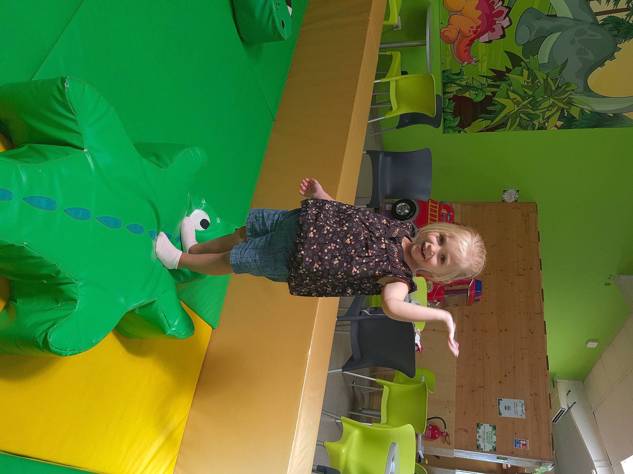 Fanny participe au concours pour gagner de l'argent avec cette photo : adaptation, art, child, event, fun, green, happy, joy, leisure, magenta, paper_product, pattern, person, play, room, t_shirt, textile, toddler, visual_arts, wing