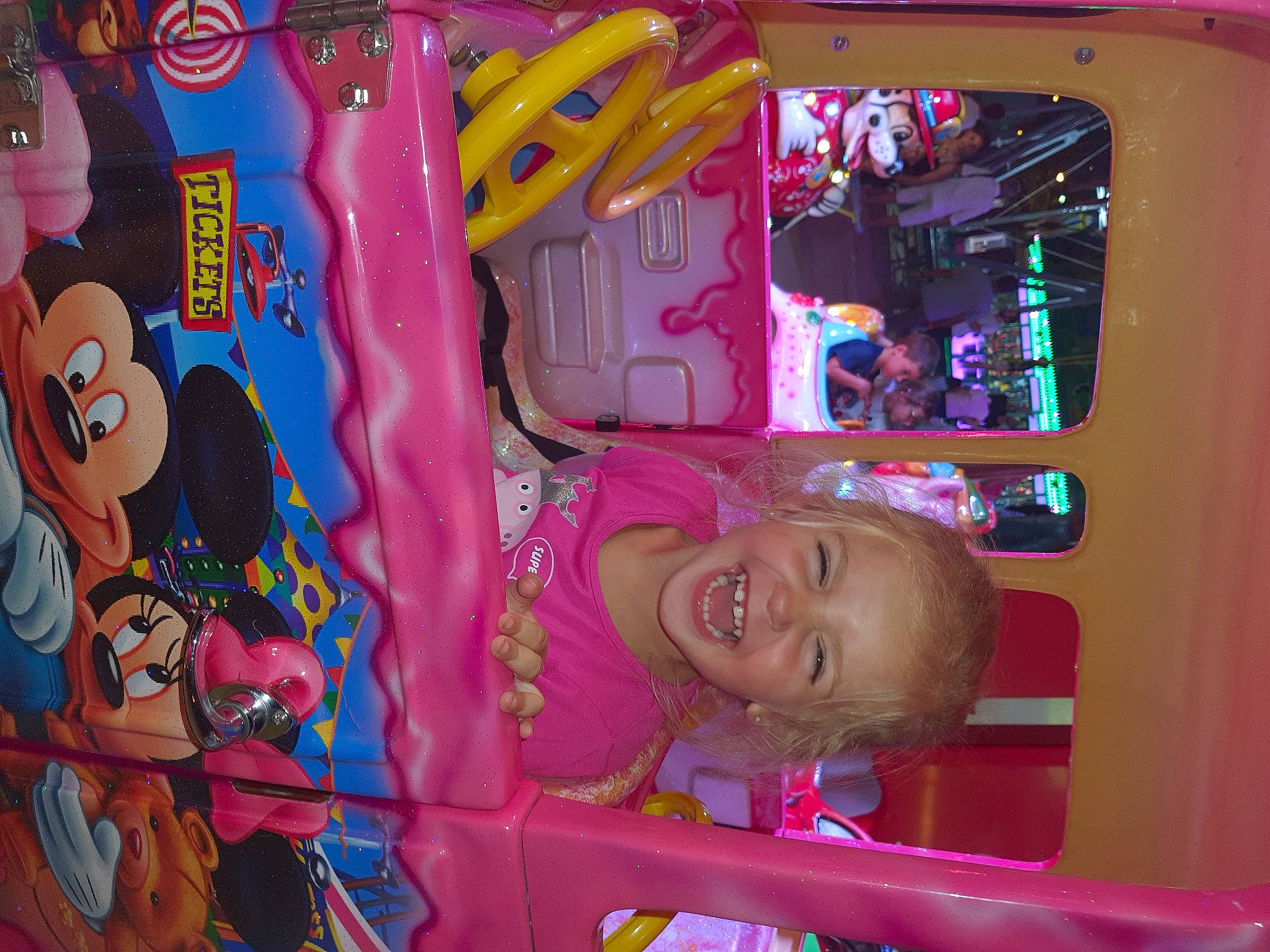 Fanny a rejoint le concours — aidez-le/la à gagner de superbes lots ! art, child, entertainment, event, fun, gadget, games, joy, leisure, machine, magenta, person, pink, play, product, purple, recreation, room, smile, t_shirt